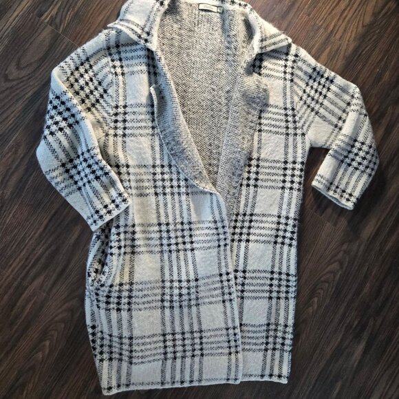 2BELLA Fuzzy Midi Length White & Black Plaid Cardigan Sweater w/ Pockets SIZE S - Picture 10 of 12